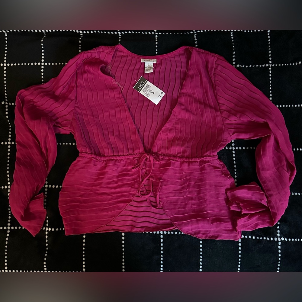 blouse size small pink color. brand rue 21 .